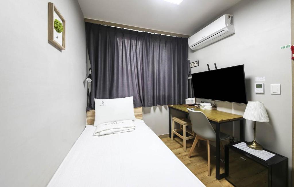 TV a/nebo společenská místnost v ubytování Backpackers In Yeosu