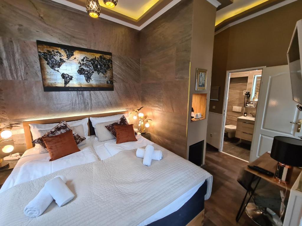 Postel nebo postele na pokoji v ubytování Urban Boutique Hotel