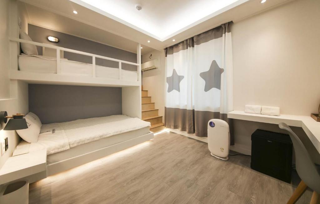TV a/nebo společenská místnost v ubytování Backpackers In Yeosu