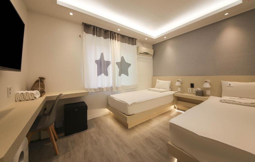 Postel nebo postele na pokoji v ubytování Backpackers In Yeosu