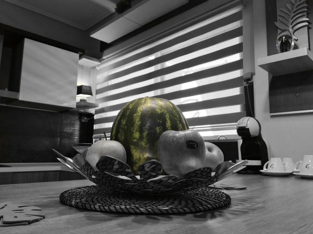 - un bol de fruits sur une table dans la cuisine dans l'établissement Luxury Home, à Spáta