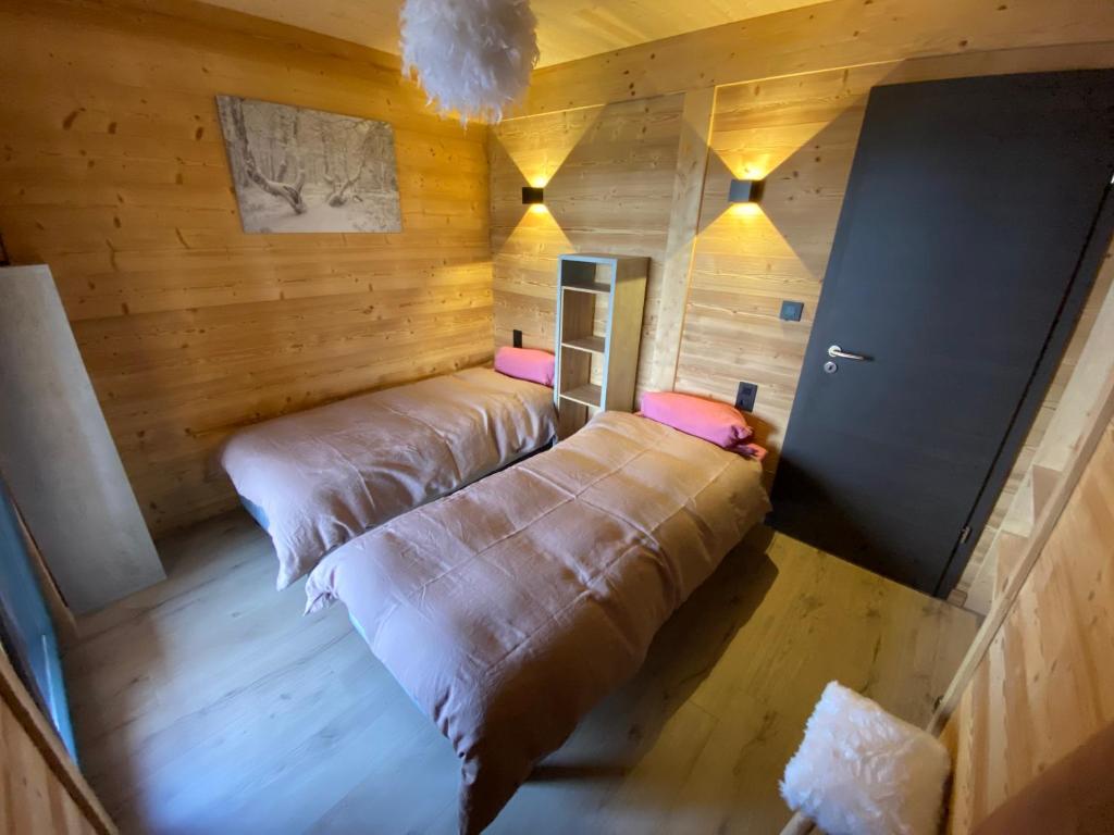 Una cama o camas en una habitaci&oacute;n de L&#39;ADRET DU TEMPS CHALET 10 PERSONNES 170m2