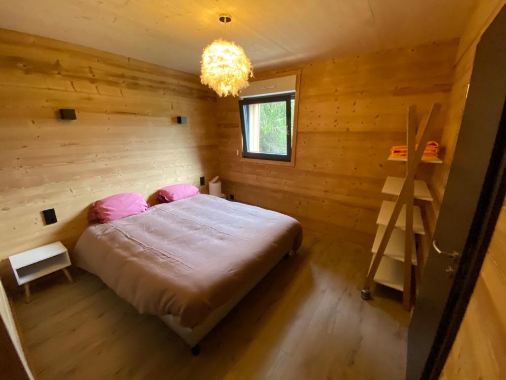 Una cama o camas en una habitaci&oacute;n de L&#39;ADRET DU TEMPS CHALET 10 PERSONNES 170m2