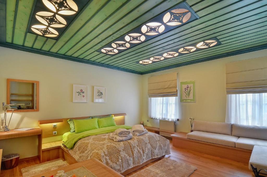 Postel nebo postele na pokoji v ubytování Dilofo Hotel Luxury Suites