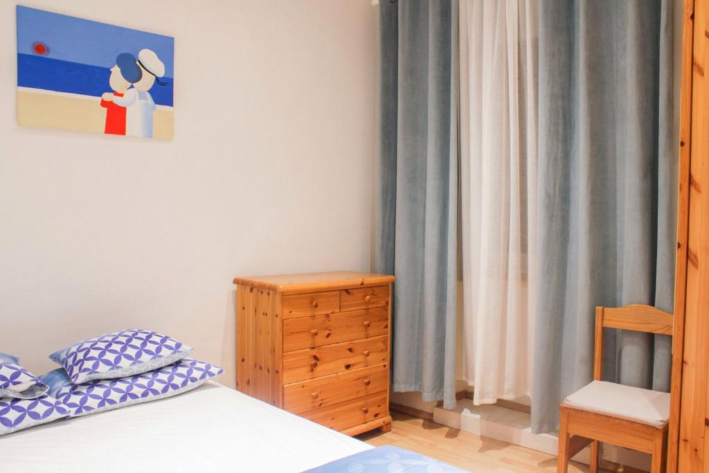 een slaapkamer met een bed, een dressoir en een raam bij Antini Trudi in Šibenik