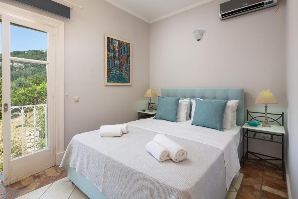 Postel nebo postele na pokoji v ubytování Kalami Beach - Villa Almyra