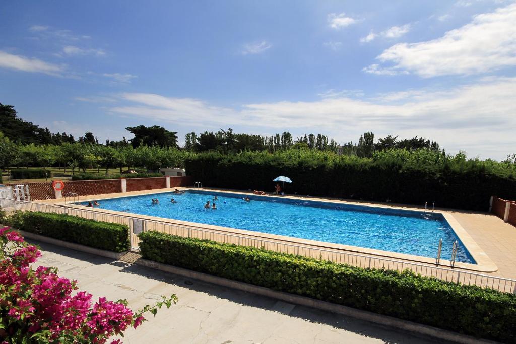 una gran piscina con gente. en Camping La Rueda en Cubelles