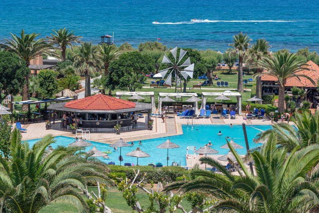 een luchtzicht op een resort met een zwembad en de oceaan bij Anissa Beach Hotel in Chersonissos