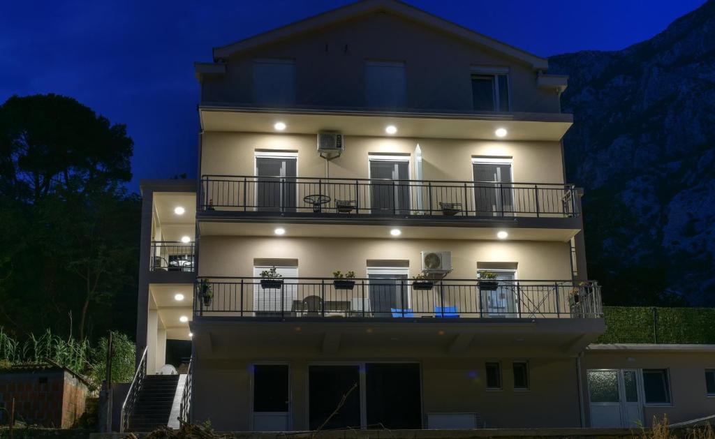 Budova, kde se apartmán nachází