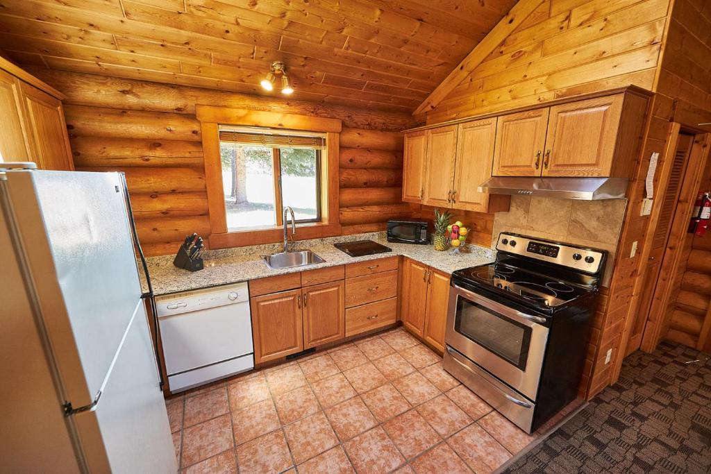 Kuchyň nebo kuchyňský kout v ubytování Castle Mountain Chalets