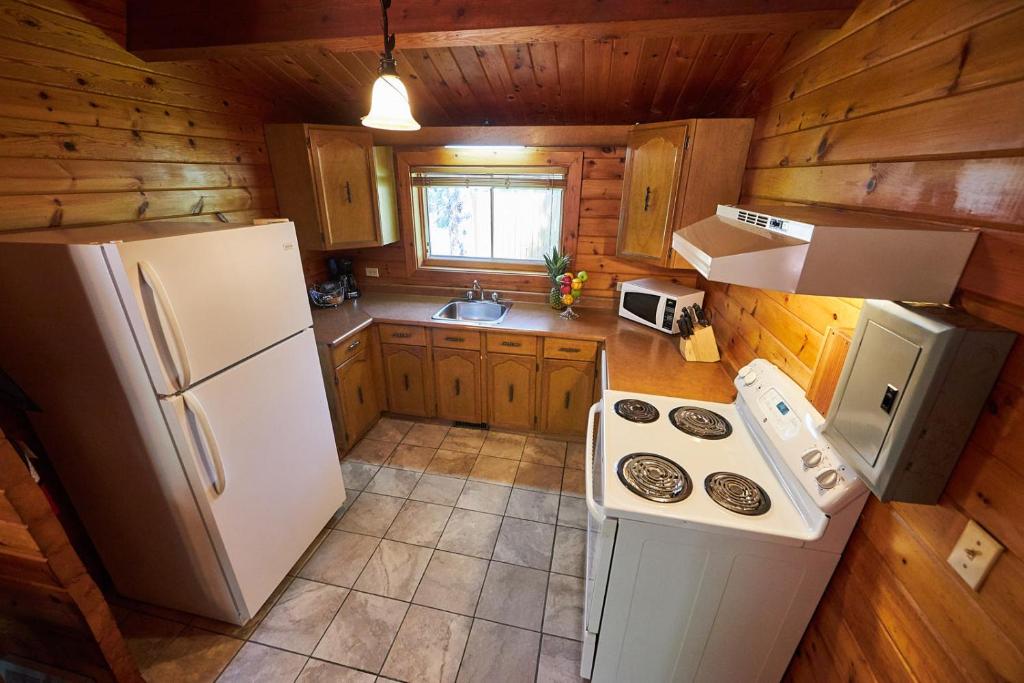 Kuchyň nebo kuchyňský kout v ubytování Castle Mountain Chalets