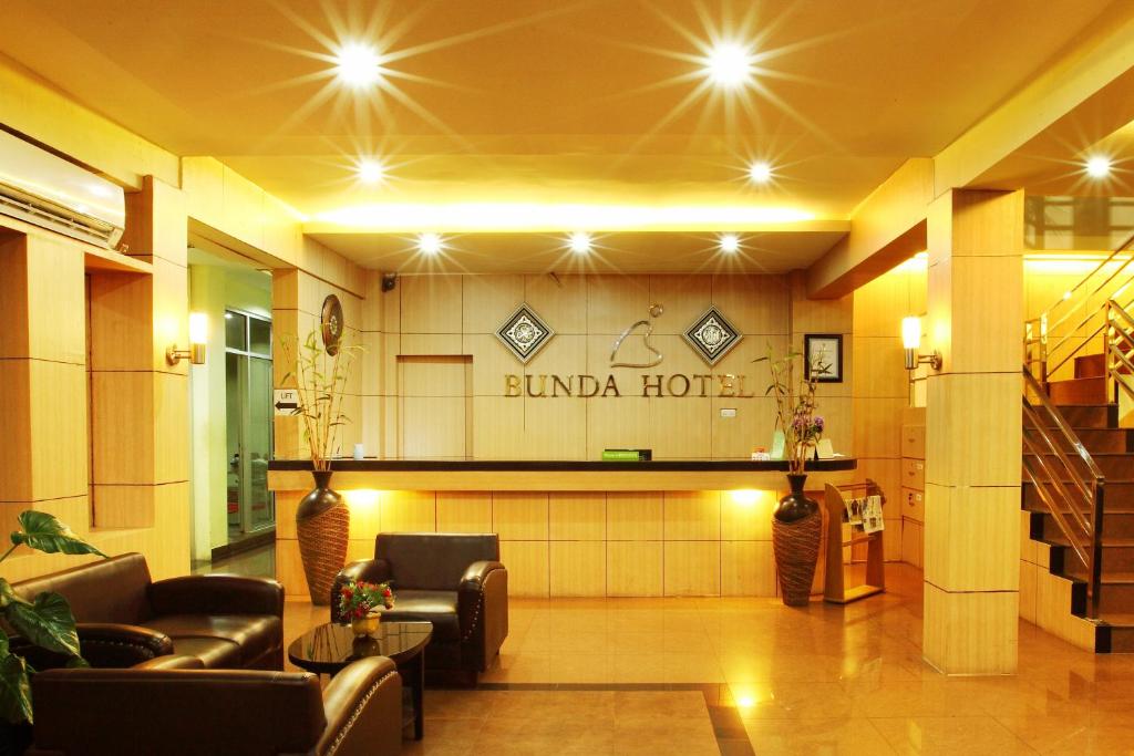 El vestíbulo o zona de recepción de Bunda Hotel Padang - Halal Hotel
