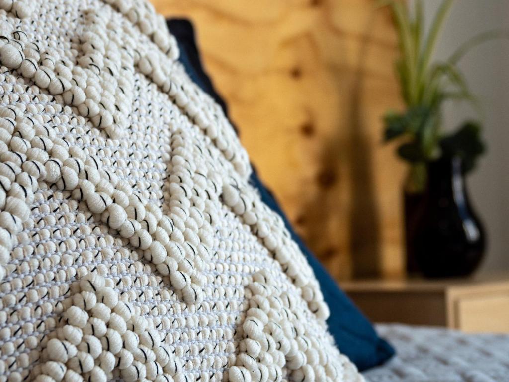 um close-up de um cobertor de crochê em uma cama em Surf N Stay Whangamata em Whangamata
