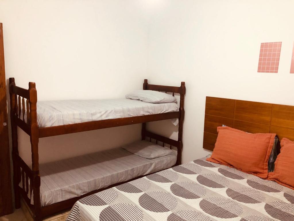 a room with two bunk beds and a bed at Solares | Verdes Mares in Arraial do Cabo