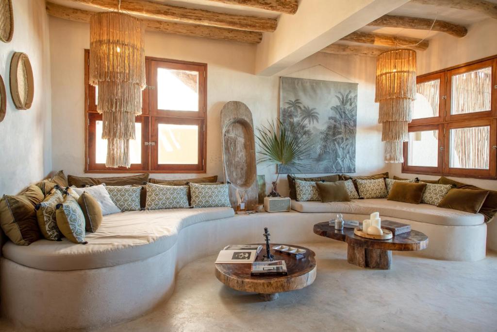 Posezení v ubytování CASA CAT BA Beachfront Boutique Hotel