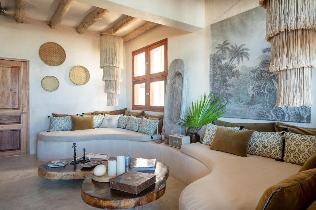 Posezení v ubytování CASA CAT BA Beachfront Boutique Hotel