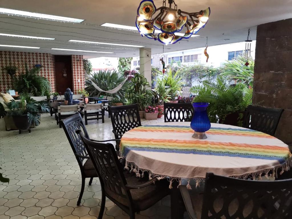 マサトランにあるDepartamentos con Albercaの青花瓶が置かれたテーブル