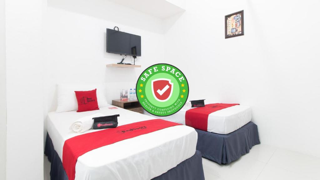 Llit o llits en una habitació de RedDoorz near Liceo De Cagayan University Highschool