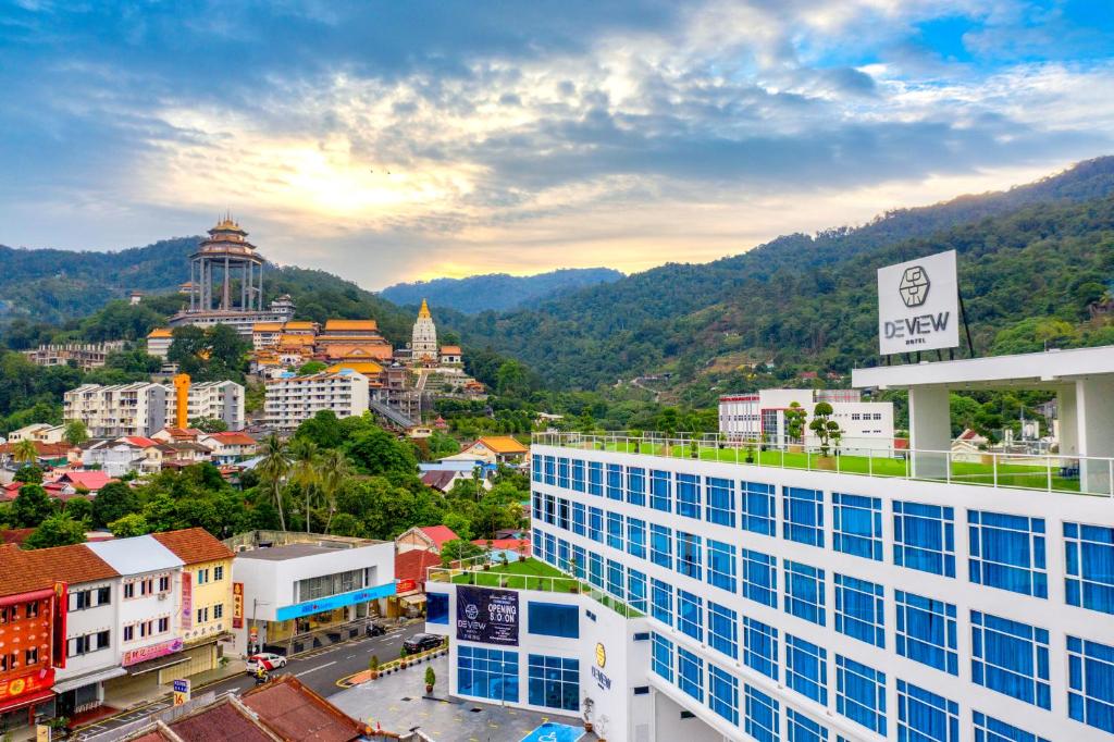 Blick auf eine Stadt mit Gebäuden und Bergen in der Unterkunft Deview Hotel Penang in Ayer Itam