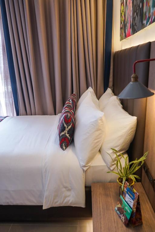 Postel nebo postele na pokoji v ubytování UNWND Boutique Hotel Makati
