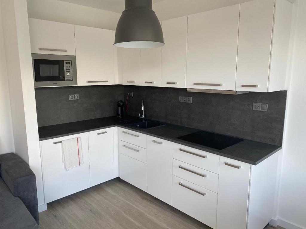 Kuchyňa alebo kuchynka v ubytovaní Aranyhíd Apartman Balatonalmádi