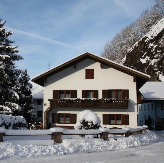 ein Haus mit Schnee auf dem Boden davor in der Unterkunft Haus Oetz in Oetz