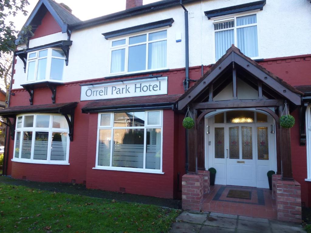 un edificio rosso e bianco con un hotel di Orrell Park Hotel a Liverpool