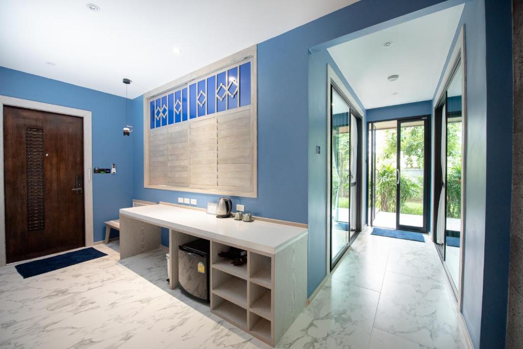 a bathroom with blue walls and a white counter at Ao Cho Grandview Hideaway Resort in Ko Samed