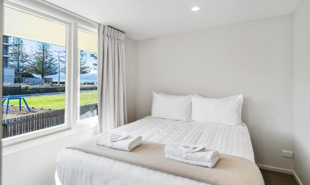 Postel nebo postele na pokoji v ubytování Kaikoura Beach Motel