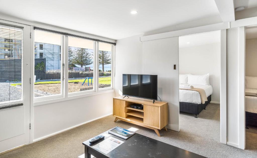 TV a/nebo společenská místnost v ubytování Kaikoura Beach Motel