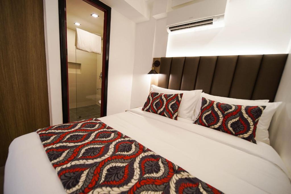 Postel nebo postele na pokoji v ubytování UNWND Boutique Hotel Makati