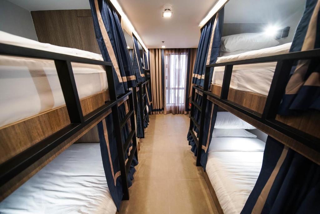 Postel nebo postele na pokoji v ubytování UNWND Boutique Hotel Makati