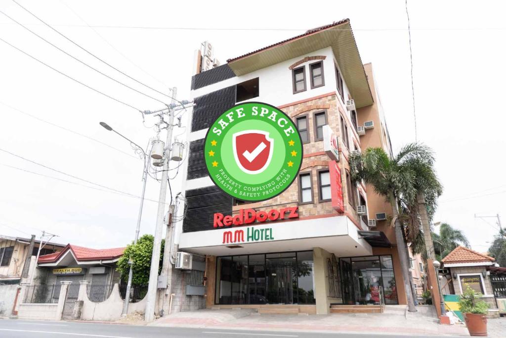un edificio con un cartel en el costado en RedDoorz Plus at MM Hotel Las Pinas former RedDoorz Plus Near Bamboo Organ en Manila