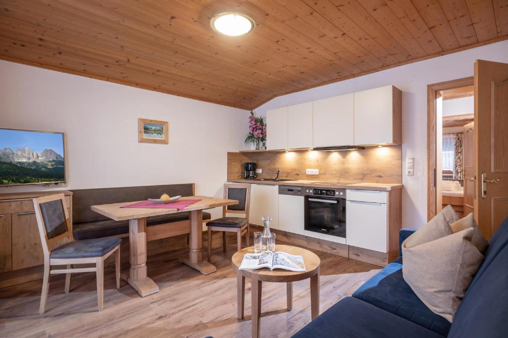 Appartement Pension Auhof - Apartment With Balcony