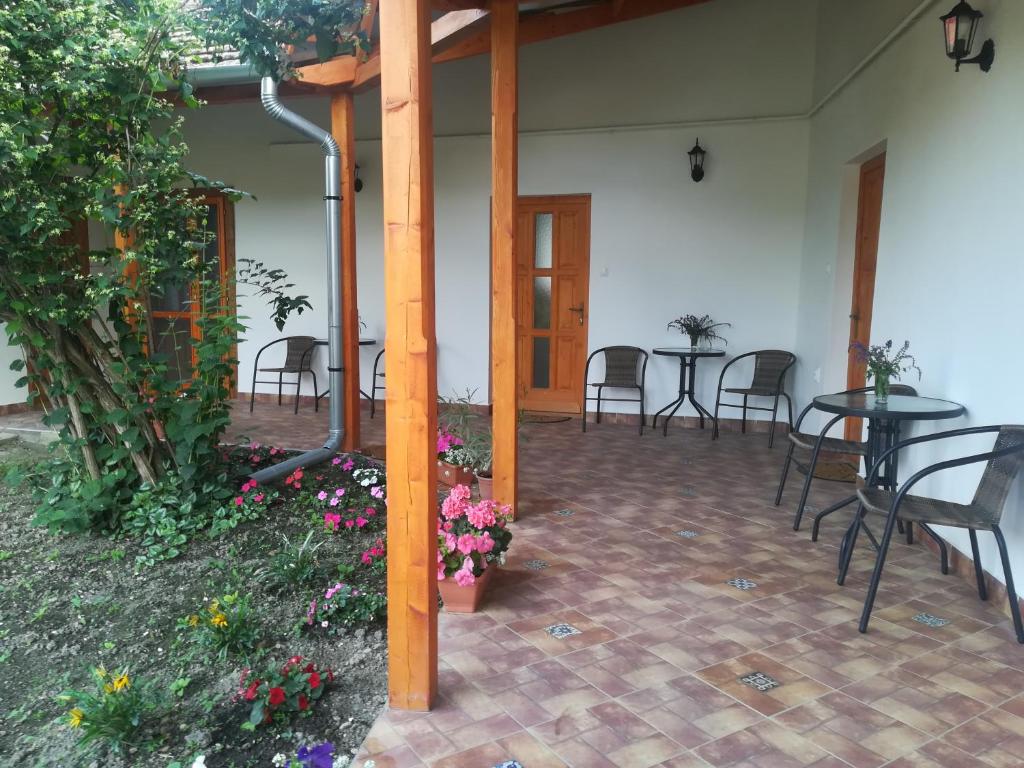 Balkón nebo terasa v ubytování Négy Tücsök Vendégház