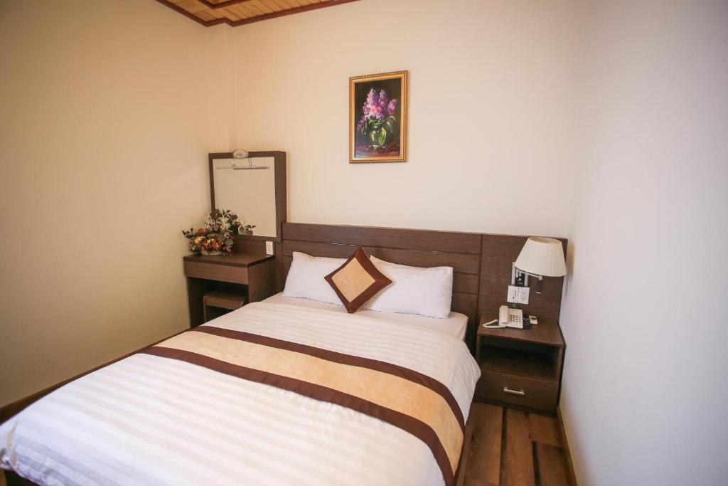 Giường trong phòng chung tại New Hampton Suits-Tam Xuan Centre Hotel