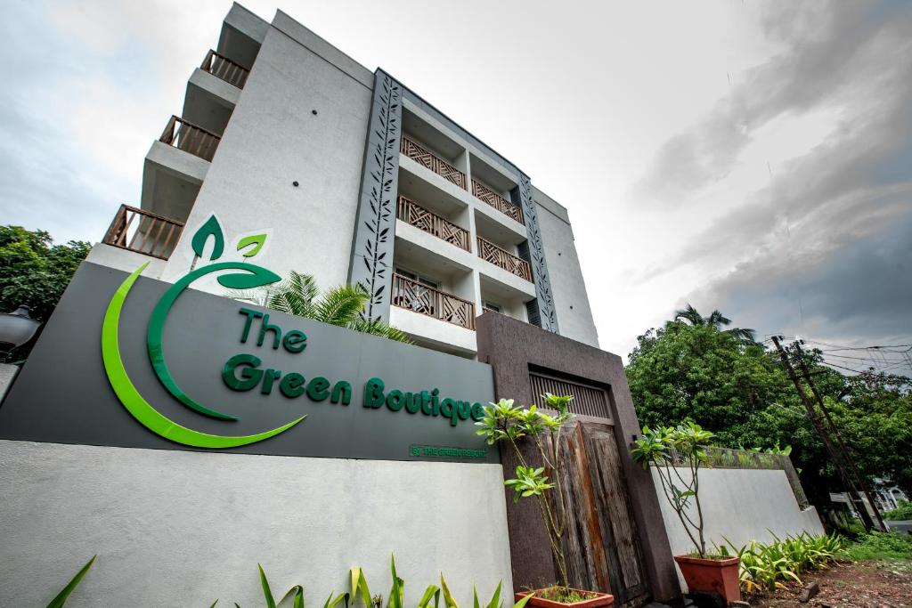 ein Gebäude mit einem Schild für die grüne Boutique in der Unterkunft The Green Boutique in Panaji