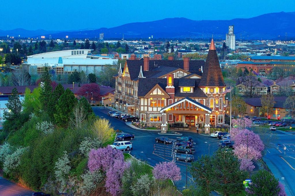 uma vista aérea de uma cidade com uma igreja em Holiday Inn Express Spokane-Downtown, an IHG Hotel em Spokane