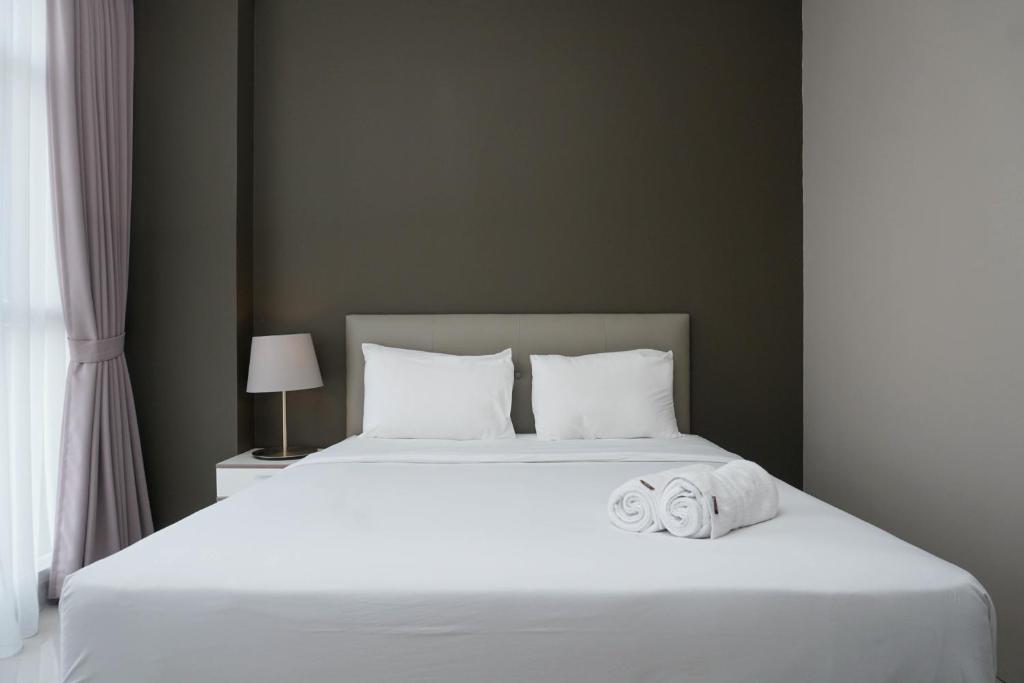 Postel nebo postele na pokoji v ubytování Opulent 2BR Residence at Ciputra International Apartment By Travelio