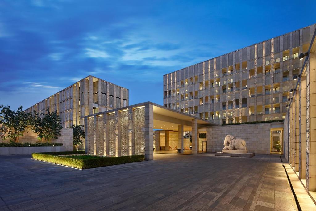 um grande edifício com uma estátua em frente em The Lodhi – A member of The Leading Hotels Of The World em Nova Deli