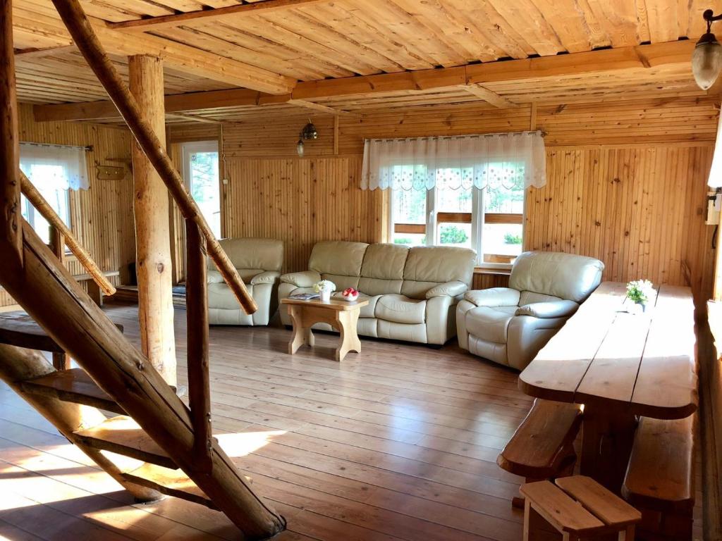 ein Wohnzimmer mit einem Sofa und einem Tisch in der Unterkunft Holiday Home Atmatas in Sabile