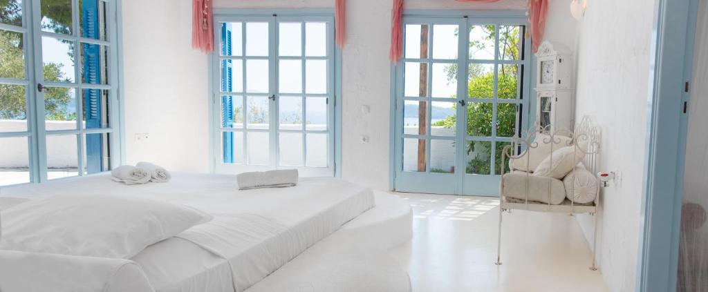 Posteľ alebo postele v izbe v ubytovaní Villa Arios, pool, jacuzzi and sea