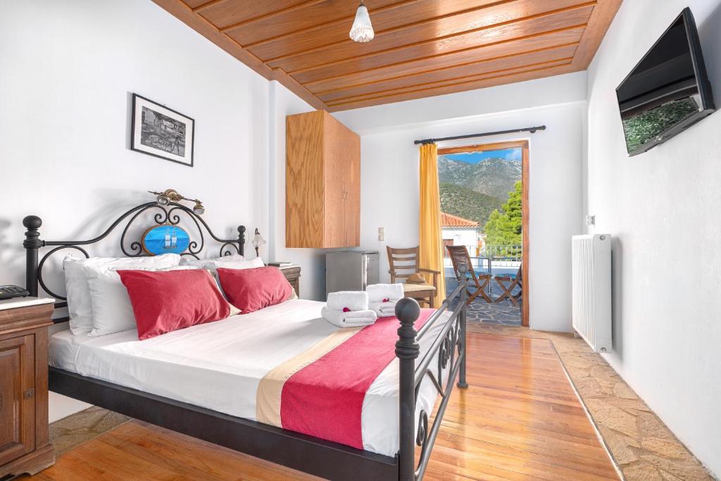 Postel nebo postele na pokoji v ubytování Hotel PARALIAKO Kyparissi