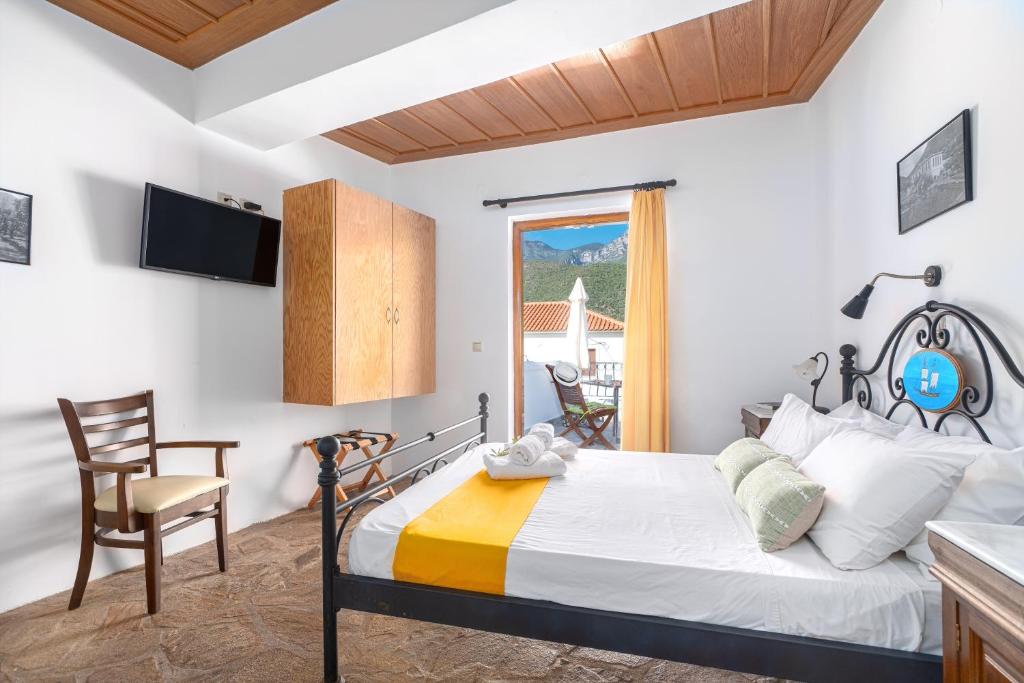 Postel nebo postele na pokoji v ubytování Hotel PARALIAKO Kyparissi