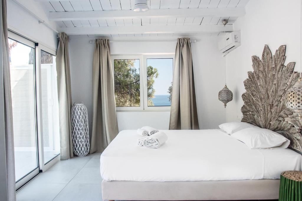 Posteľ alebo postele v izbe v ubytovaní Villa Arios, pool, jacuzzi and sea