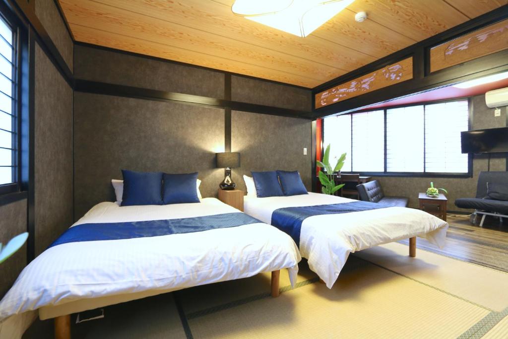 大阪市にあるLiz2 Guest House Liz Nakazakichoのベッドルーム1室(ベッド2台付)