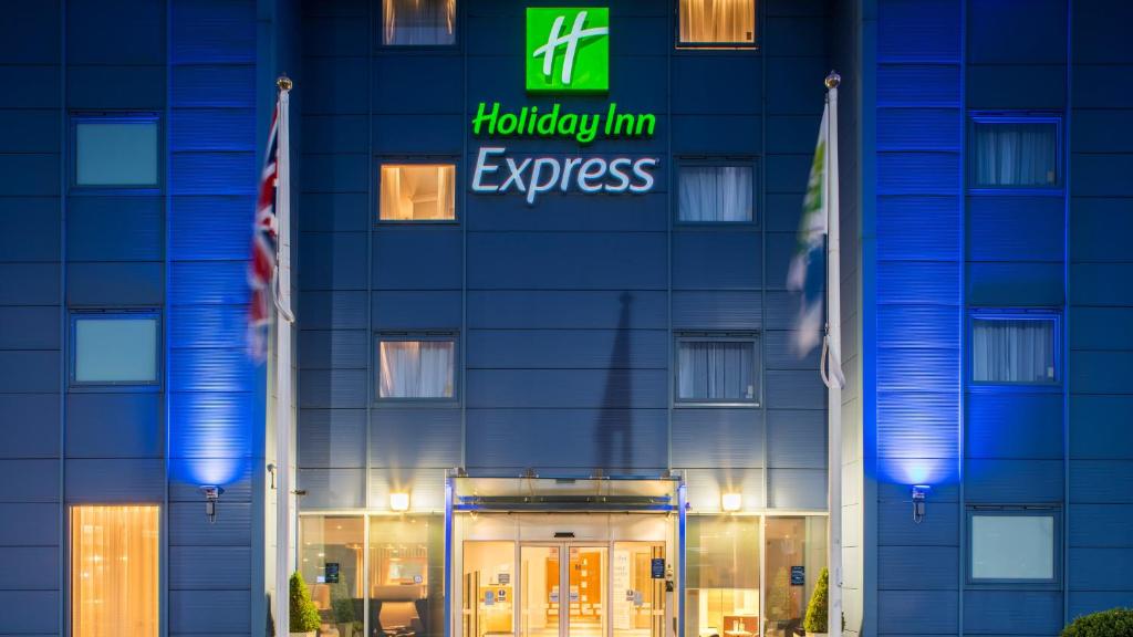 um hotel com um sinal para o Holiday Inn Express em Holiday Inn Express Oxford Kassam Stadium, an IHG Hotel em Oxford