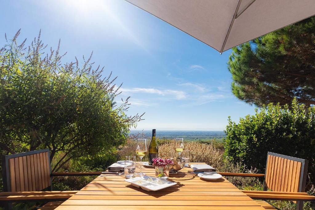 - une table en bois avec une bouteille de vin dans l'établissement Arens Hotel 327mNN, à Sankt Martin