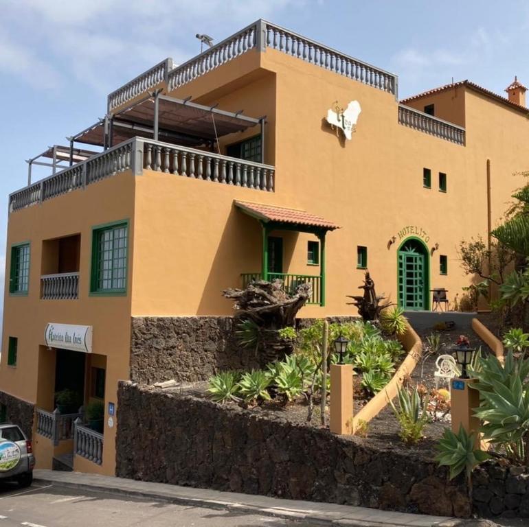 a house with a slide in front of it at Hotel Ida Inés in Frontera