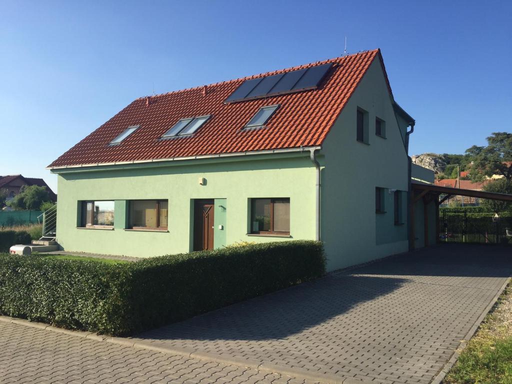 una casa con pannelli solari sul tetto di Pension Markéta a Mikulov